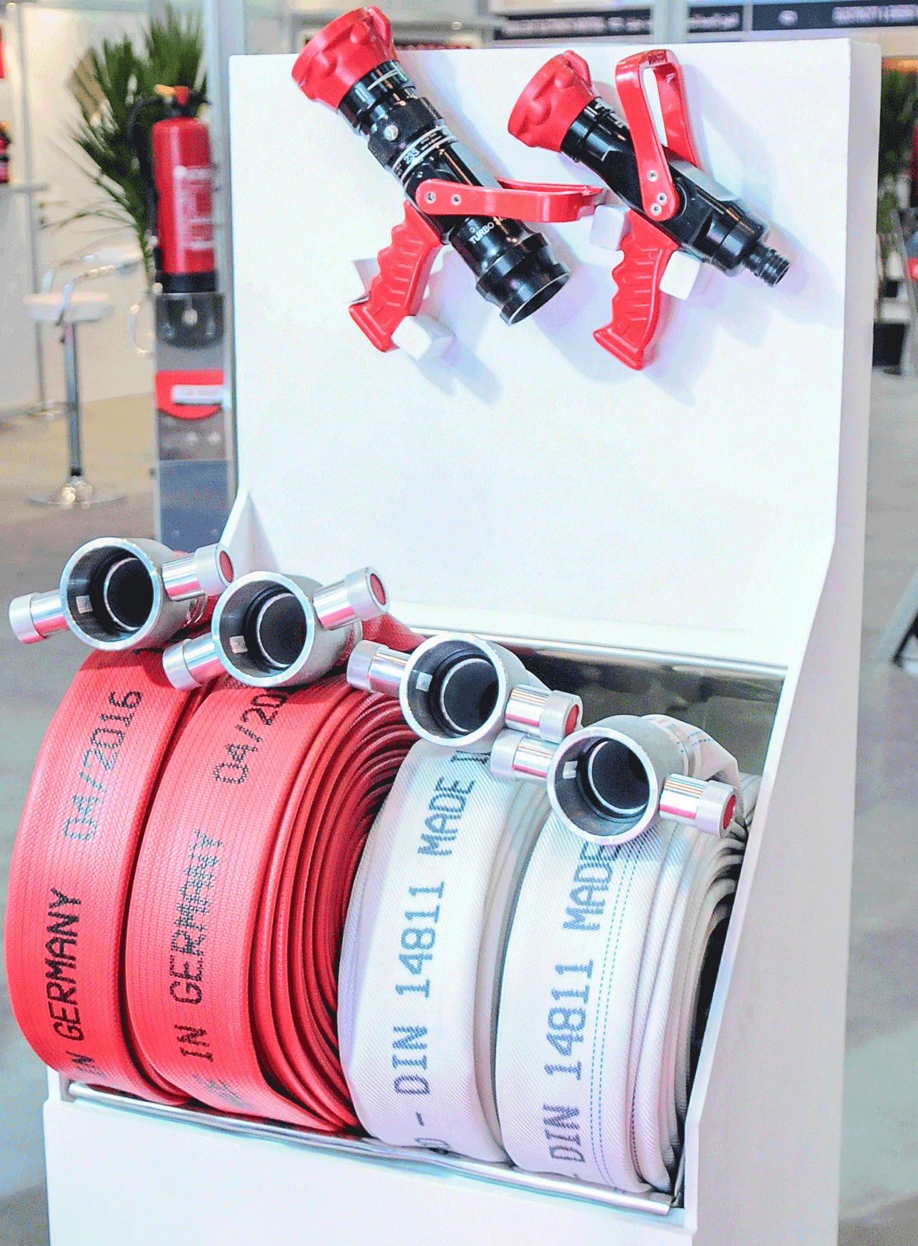 المدافع والقواذف وخراطيم الإطفاء